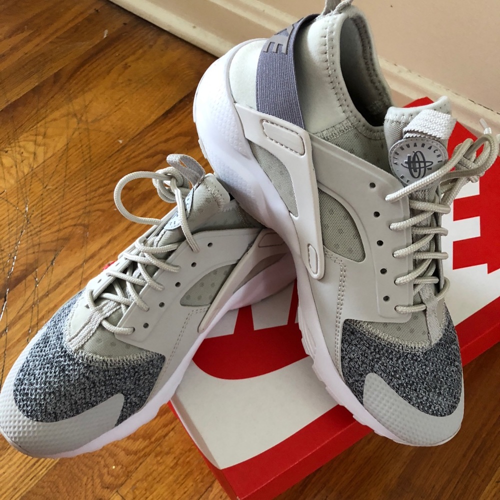 Nike Huarache Sneakers ~~Size 7Y. Brand New